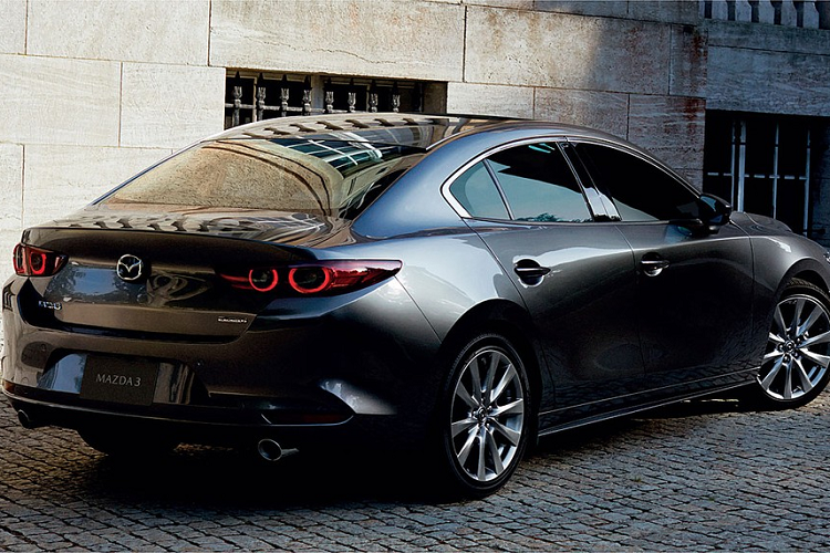 Tương tự cặp đôi Mazda2 và CX-30 nâng cấp, mẫu xe sedan Mazda3 2022 tại thị trường Thái Lan cũng được bổ sung màu sơn ngoại thất mới là đồng Bronze Platinum Quartz. Trong khi đó, 6 màu sơn cũ của Mazda3 là đỏ Soul Red Crystal, xám Machine Gray, xám Polymetal Gray (chỉ dành cho bản hatchback), trắng Snowflake White Pearl, bạc Sonic Silver và đen Jet Black vẫn được giữ lại
