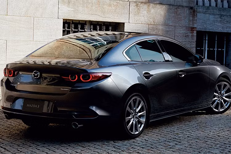 Tương tự cặp đôi Mazda2 và CX-30 nâng cấp, mẫu xe sedan Mazda3 2022 tại thị trường Thái Lan cũng được bổ sung màu sơn ngoại thất mới là đồng Bronze Platinum Quartz. Trong khi đó, 6 màu sơn cũ của Mazda3 là đỏ Soul Red Crystal, xám Machine Gray, xám Polymetal Gray (chỉ dành cho bản hatchback), trắng Snowflake White Pearl, bạc Sonic Silver và đen Jet Black vẫn được giữ lại