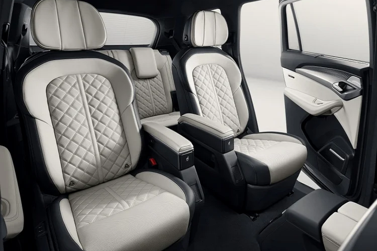 Mẫu SUV Q6 mới có 2 tùy chọn động cơ tăng áp, giúp xe tăng tốc tốc từ 0-100 km/h trong 7,3 giây.Tại xứ tỷ dân, Audi Q6 được xây dựng trên nền tảng của dòng VW Teramont.