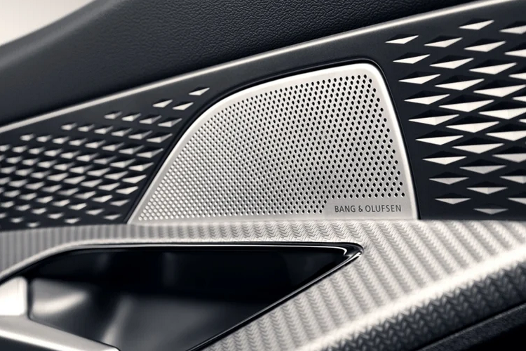 Động cơ đầu tiên là động cơ xăng tăng áp EA888 2.0 lít 4 xi-lanh, sản sinh công suất 265 mã lực và mô-men xoắn cực đại 400 Nm, kết hợp với hộp số tự động 7 cấp S Tronic