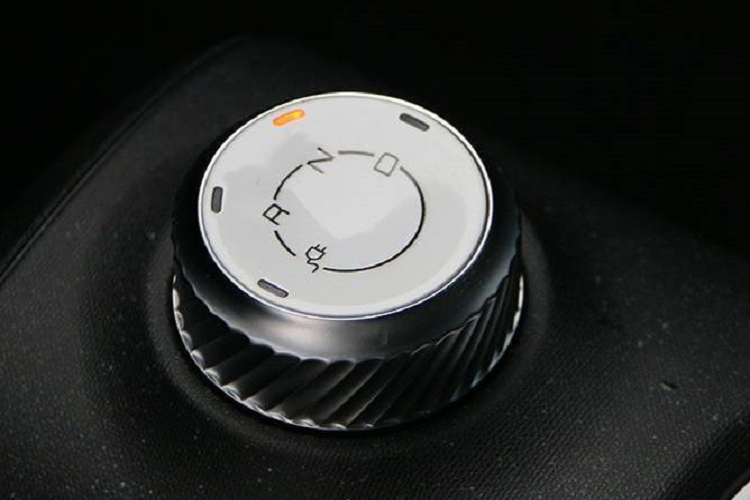 Những tính năng an toàn của xe vẫn ở mức cơ bản như hệ thống chống bó cứng phanh ABS, phân bổ lực phanh điện tử EBD, cảnh báo người đi bộ ở tốc độ thấp và cảnh báo áp suất lốp. Đặc biệt, Wuling Hongguang Mini EV Gameboy 2022 được trang bị mô-tơ mạnh hơn và phạm vi di chuyển dài hơn bản thường.