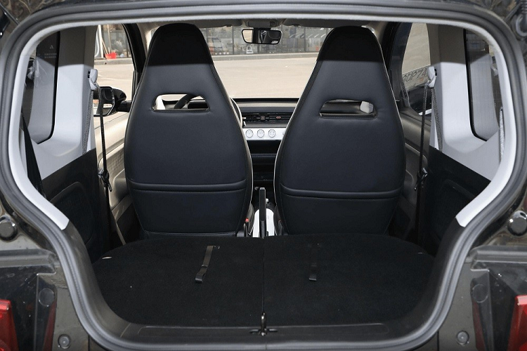 Chưa hết, Wuling Hongguang Mini EV Gameboy 2022 còn có kích thước lớn hơn bản thường với chiều dài 3.061 mm, chiều rộng 1.520 mm, chiều cao 1.665 mm và chiều dài cơ sở 2.010 mm. So với bản thường, Wuling Hongguang Mini EV Gameboy dài hơn 144 mm, rộng hơn 27 mm, cao hơn 44 mm trong khi chiều dài cơ sở tăng 70 mm, mang đến nội thất rộng rãi hơn.