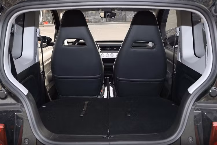 Chưa hết, Wuling Hongguang Mini EV Gameboy 2022 còn có kích thước lớn hơn bản thường với chiều dài 3.061 mm, chiều rộng 1.520 mm, chiều cao 1.665 mm và chiều dài cơ sở 2.010 mm. So với bản thường, Wuling Hongguang Mini EV Gameboy dài hơn 144 mm, rộng hơn 27 mm, cao hơn 44 mm trong khi chiều dài cơ sở tăng 70 mm, mang đến nội thất rộng rãi hơn.