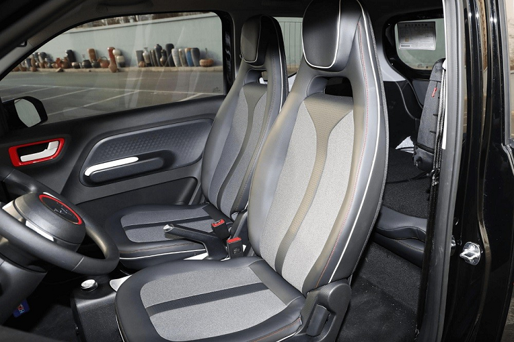 Dù ở phong cách nào, Wuling Hongguang Mini EV Gameboy 2022 cũng có một số thay đổi về trang bị so với bản thường như tạo hình chữ "X" bên trong đèn pha và đèn hậu, cản trước mới, baga nóc hầm hố hơn, vành la-zăng hay logo "GB" trên cột C. Ngoài ra, đèn pha của xe còn được bao quanh bằng dải đèn LED định vị ban ngày hình chữ "C" ngược. Thêm vào đó là nẹp bao quanh thân xe nhằm tăng vẻ hầm hố và nam tính.