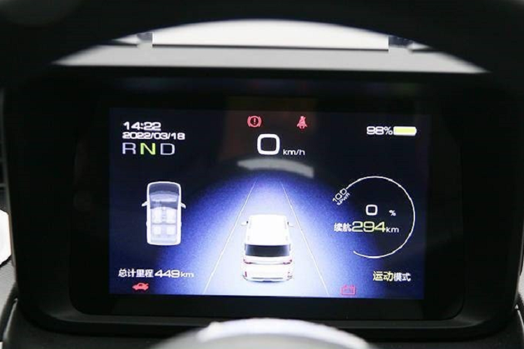 Bên trong Wuling Hongguang Mini EV Gameboy 2022 là không gian nội thất được phối màu "tông xuyệt tông" với ngoại thất. Mặt táp-lô của xe được thiết kế gọn gàng với màn hình LCD 7 inch sau vô lăng và cửa gió điều hòa kéo dài. Bên cạnh đó là ghế thể thao hơn, núm xoay chuyển số nằm giữa 2 ghế trước và camera lùi.