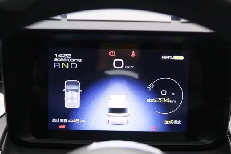 Bên trong Wuling Hongguang Mini EV Gameboy 2022 là không gian nội thất được phối màu "tông xuyệt tông" với ngoại thất. Mặt táp-lô của xe được thiết kế gọn gàng với màn hình LCD 7 inch sau vô lăng và cửa gió điều hòa kéo dài. Bên cạnh đó là ghế thể thao hơn, núm xoay chuyển số nằm giữa 2 ghế trước và camera lùi.