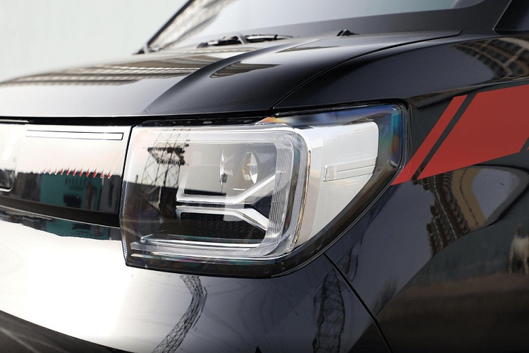 Ngoài Gameboy, dòng xe Wuling Hongguang Mini EV hiện còn có cả phiên bản Macaron. Nếu như phiên bản Macaron mang phong cách thiết kế dễ thương và nữ tính thì Wuling Hongguang Mini EV Gameboy 2022 lại cá tính, phù hợp với nam giới hơn. Được đặt tên theo máy chơi game cầm tay Gameboy của hãng Nintendo, phiên bản này có 4 phong cách thiết kế, bao gồm Hurricane Phantom, Jungle Crossing, Interstellar Roaming và Party Sweetheart.