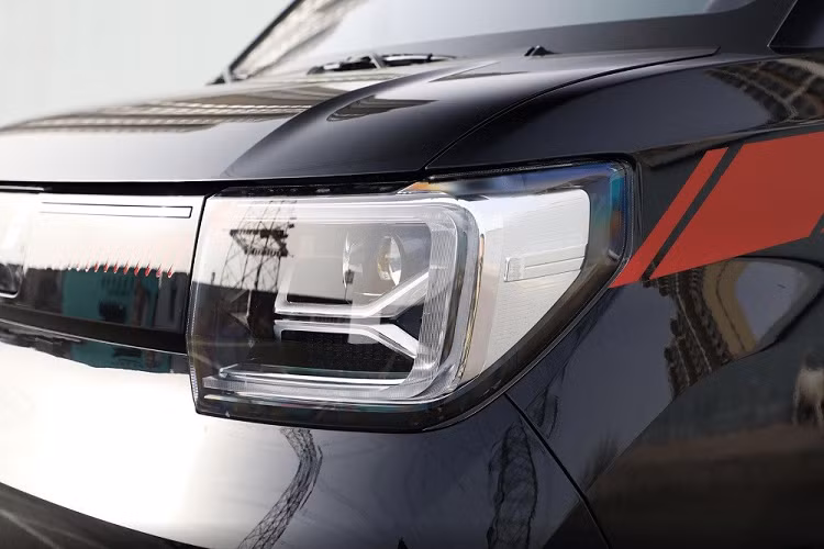 Ngoài Gameboy, dòng xe Wuling Hongguang Mini EV hiện còn có cả phiên bản Macaron. Nếu như phiên bản Macaron mang phong cách thiết kế dễ thương và nữ tính thì Wuling Hongguang Mini EV Gameboy 2022 lại cá tính, phù hợp với nam giới hơn. Được đặt tên theo máy chơi game cầm tay Gameboy của hãng Nintendo, phiên bản này có 4 phong cách thiết kế, bao gồm Hurricane Phantom, Jungle Crossing, Interstellar Roaming và Party Sweetheart.