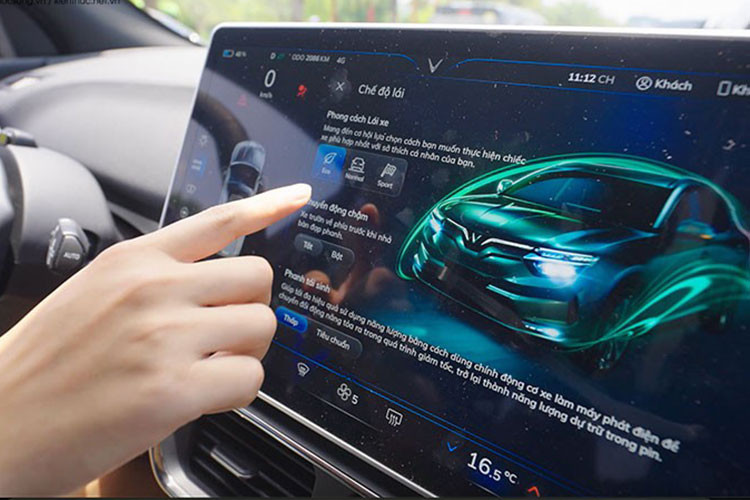 Ngoài ra, bộ ứng dụng tiện ích và giải trí thông minh (Smart Services) với các tính năng điều khiển và tương tác với xe thông qua giọng nói; quản lý xe từ xa qua ứng dụng VinFast; mua sắm trực tuyến, chơi trò chơi điện tử trên màn hình xe đồng bộ với điện thoại… cũng mang đến trải nghiệm đẳng cấp, ấn tượng cho người dùng.