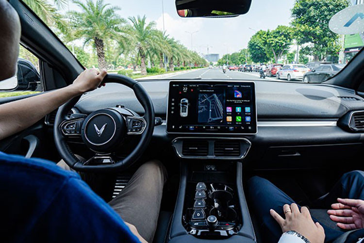 Mẫu xe SUV điện VinFast VF8 hiện có hai phiên bản gồm Eco và Plus, trong đó phiên bản Eco được trang bị động cơ điện có công suất tối đa 260kW, mô-men xoắn cực đại 500Nm, pin có khả năng di chuyển tới 420km sau mỗi lần sạc đầy (theo tiêu chuẩn WLTP).