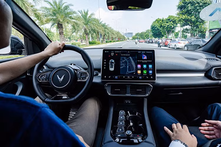 Mẫu xe SUV điện VinFast VF8 hiện có hai phiên bản gồm Eco và Plus, trong đó phiên bản Eco được trang bị động cơ điện có công suất tối đa 260kW, mô-men xoắn cực đại 500Nm, pin có khả năng di chuyển tới 420km sau mỗi lần sạc đầy (theo tiêu chuẩn WLTP).