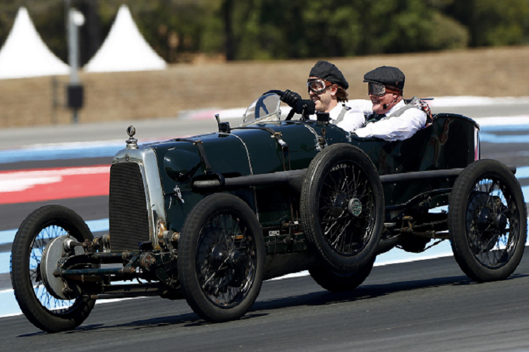 Chiếc xe đua Aston Martin Grand Prix đời 1922 này từng ra đời rất nhiều năm về trước và mẫu xe đa xuất hiện lần đầu tại Grand Prix Pháp năm đó.