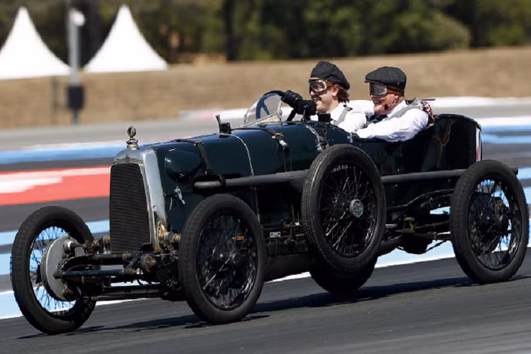Chiếc xe đua Aston Martin Grand Prix đời 1922 này từng ra đời rất nhiều năm về trước và mẫu xe đa xuất hiện lần đầu tại Grand Prix Pháp năm đó.