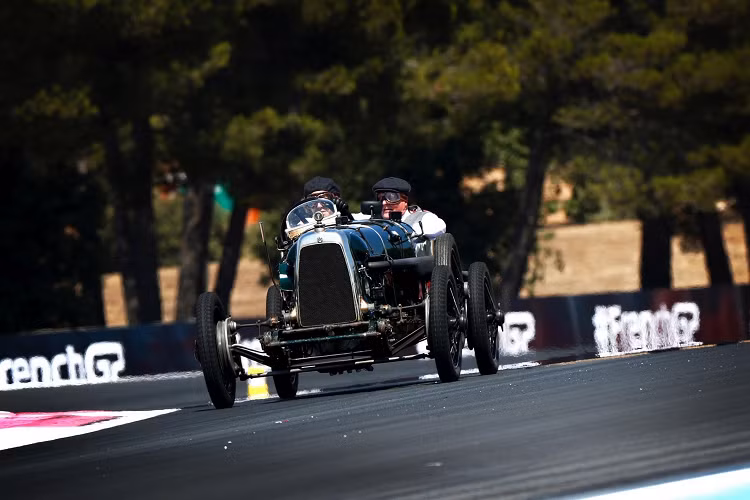 Đội ngũ Aston Martin đã bỏ ra số tiền khoảng 10.000 bảng Anh vào việc phát triển những chiếc xe và động cơ đua bốn xi-lanh cam kép 16 van hoàn toàn mới của họ. 