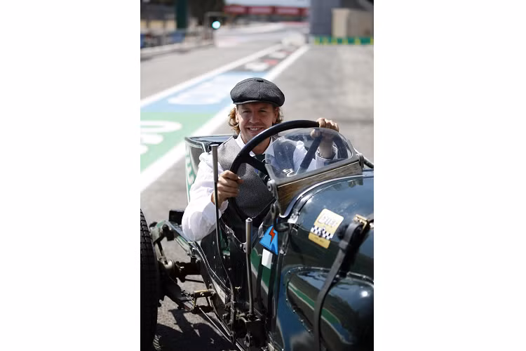 Để tôn vinh mẫu xe huyền thoại Green Pea, AMR22 sẽ được dán logo biểu tượng của thương hiệu Aston Martin từ năm 1913 trên mũi của xe vào cuối tuần này.