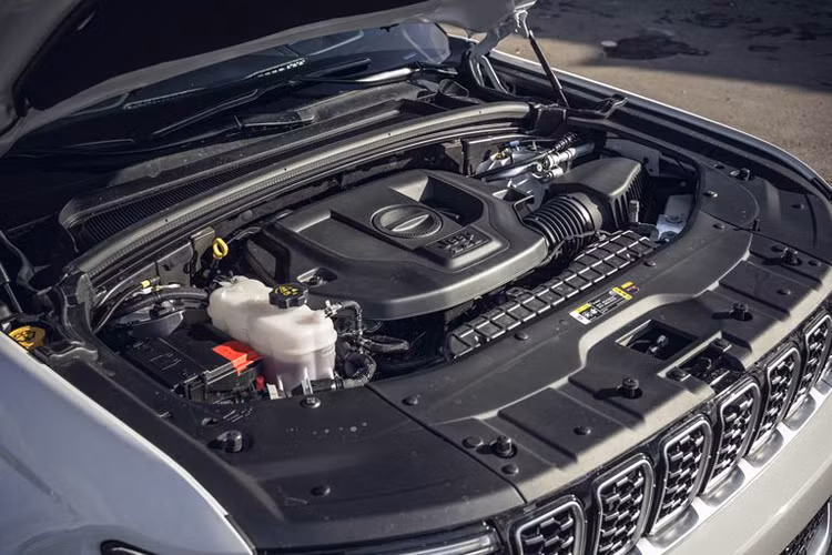 Hàng ghế sau có thể tách ra và gập phẳng để mở rộng không gian chứa đồ được nhiều hơn. Jeep Grand Cherokee là một chiếc SUV hạng trung được bán với 5 cấp độ: Laredo, Limited, Trailhawk, Overland và Summit.