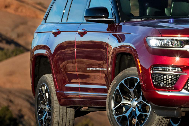 Jeep Grand Cherokee được trang bị hệ thống kiểm soát không khí bốn vùng độc lập. Nó hoạt động khá tốt trong việc duy trì nhiệt độ đã được cài đặt. Grand Cherokee có không gian nội thất rộng rãi, dù không phải mẫu xe có cabin lớn nhất trong phân khúc.