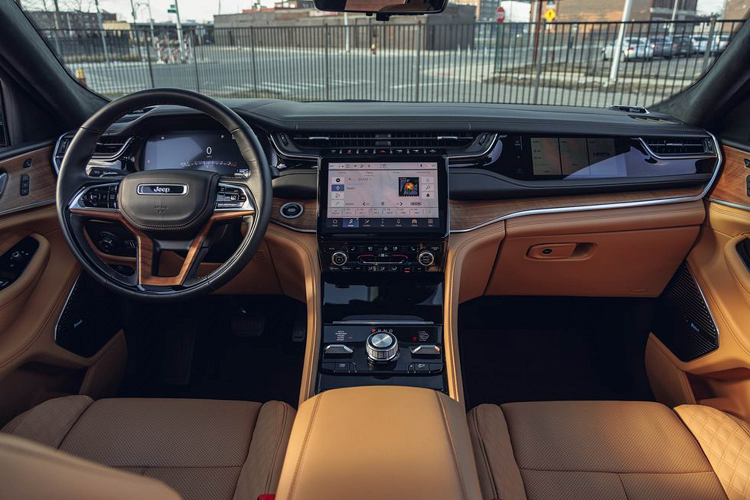 Ghế trước rộng rãi thiết kế ôm gọn người thoải mái ngay trong chuyến đi dài. Cả ghế trước và ghế sau phía sau đều được trang bị hệ thống sưởi và thông gió. Hệ thống treo khí nén trên phiên bản cao cấp giúp tạo ra một chuyến đi êm ái, giảm bớt các va chạm trên đường mà không gây cảm giác quá mềm và bồng bềnh mà chúng ta thường xuyên gặp phải ở một số mẫu xe khác.