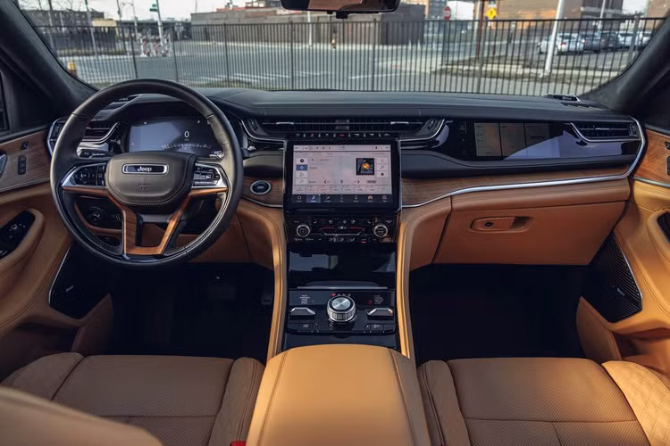 Ghế trước rộng rãi thiết kế ôm gọn người thoải mái ngay trong chuyến đi dài. Cả ghế trước và ghế sau phía sau đều được trang bị hệ thống sưởi và thông gió. Hệ thống treo khí nén trên phiên bản cao cấp giúp tạo ra một chuyến đi êm ái, giảm bớt các va chạm trên đường mà không gây cảm giác quá mềm và bồng bềnh mà chúng ta thường xuyên gặp phải ở một số mẫu xe khác.