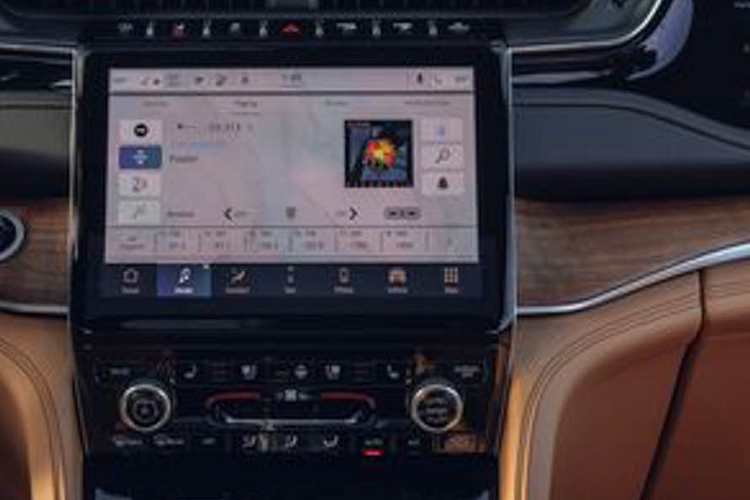 Chức năng sưởi và thông gió và tính năng mát-xa của ghế được trang bị trên bản Grand Cherokee phiên bản Cao cấp - cho thấy được nỗ lực mà Jeep đã bỏ ra để mang đến cảm giác thoải mái cho hành khách khi lái xe lẫn khi ngồi di chuyển trên quãng đường dài. Ghế ngồi được bọc da Nappa tinh tế với đường chỉ khâu kim cương tương phản. Ngoài ra, thiết kế cửa sổ trời toàn cảnh dài từ trước ra sau làm tăng thêm sự thoáng đãng của cabin.