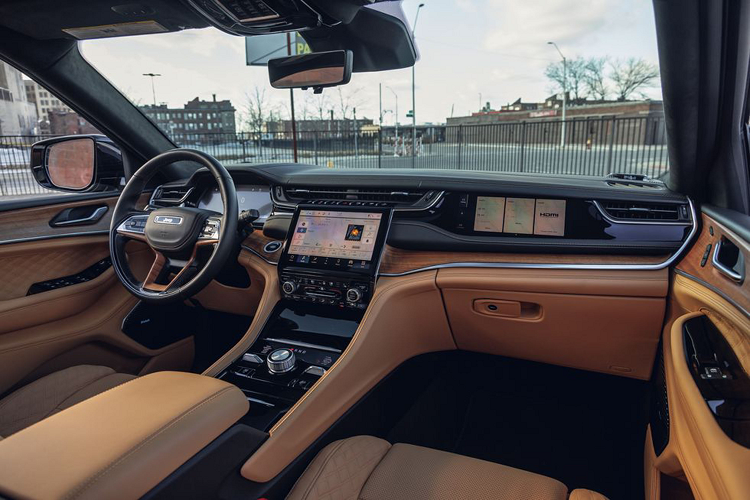 Về các trang bị công nghệ, Grand Cherokee có hệ thống thông tin giải trí Uconnect 5 mới nhất của Jeep, đồ họa sắc nét và hệ thống bản đồ tích hợp có sẵn cung cấp thông tin chính xác trên từng chặng đường. Hệ thống âm thanh vòm McIntosh 19 cho chất lượng âm thanh phong phú và không bị méo tiếng.