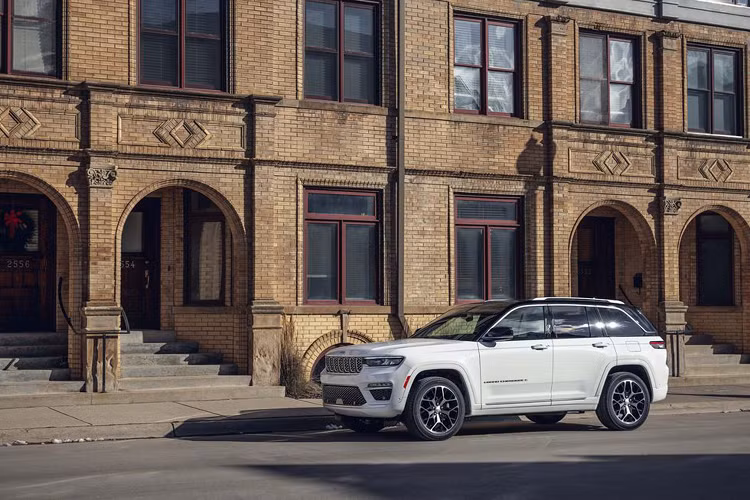 Các tuỳ chọn trên xe thường tuân theo cấu trúc bậc thang theo các phiên bản, với các cấp độ phía trên bổ sung nhiều tính năng hơn so với các phiên bản cấp thấp hơn. Ngoại lệ là Trailhawk, có những nâng cấp dành riêng cho địa hình không có trên các mẫu xe khác.