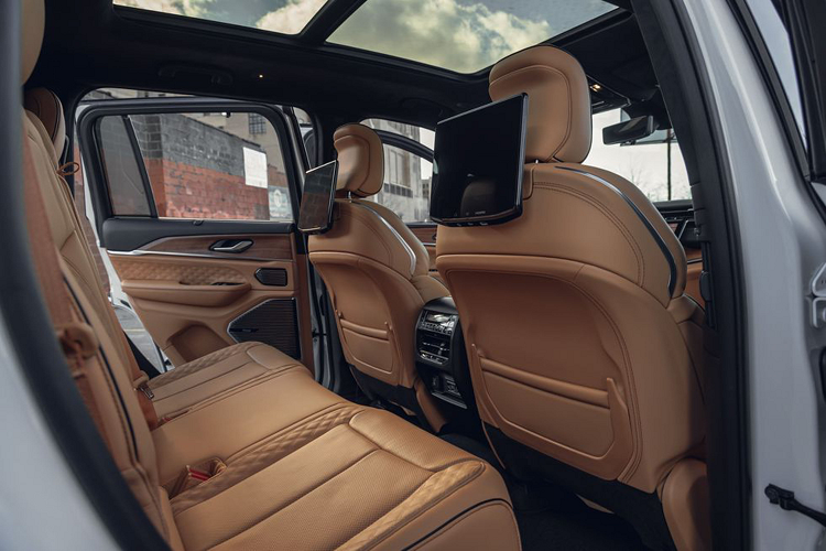 Các chức năng của bộ hỗ trợ lái xe tiên tiến của Grand Cherokee như hệ thống kiểm soát hành trình thích ứng phanh, tăng tốc mượt mà, và hệ thống giữ làn đường hoạt động rất tốt. Grand Cherokee có không gian hơn 1067 lít phía sau hàng ghế thứ hai, mức trung bình đối với một chiếc SUV hạng trung.