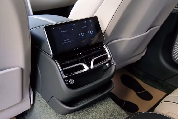 Ghế ngồi trên chiếc xe siêu sang Bentley Flying Spur V8 mới kèm đục lỗ thông hơi, massage, chỉnh điện đa hướng/nhớ vị trí..., đi cùng màn hình cảm ứng điều khiển chức năng cho hàng ghế sau.