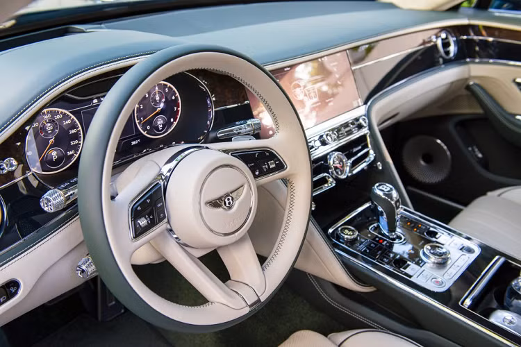 Cách ốp gỗ nền ấn tượng tôn lên màn hình xoay 3 mặt, bao gồm một mặt là ốp gỗ, một mặt là 3 đồng hồ cơ và một mặt là màn hình cảm ứng giải trí kích thước 12,3 inch. Bên cạnh đó, siêu xe trang bị hệ thống âm thanh 10 loa công suất 650W, đèn trang trí nội thất.