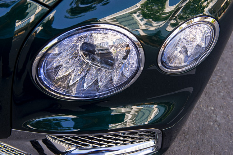 Bentley Flying Spur V8 2022 mang vẻ bề ngoài của một chiếc limousine siêu sang nhưng lại có “trái tim” mạnh mẽ của một chiếc sedan thể thao hiệu suất cao. 