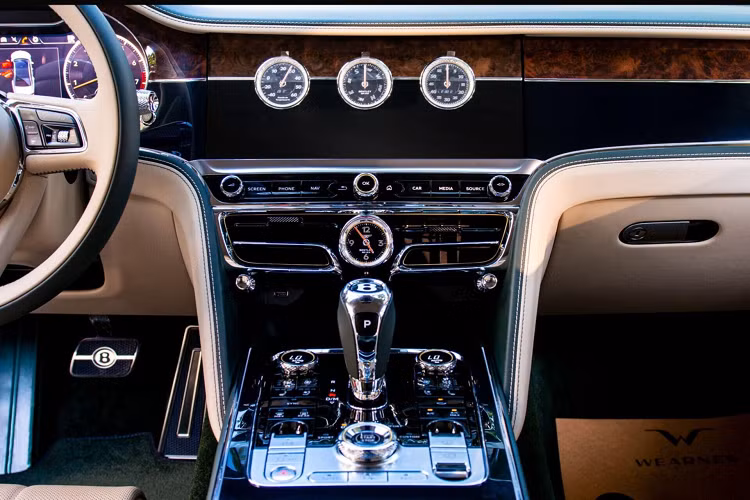 Tại Việt Nam, giá xe Bentley Flying Spur V8 chính hãng đời mới khi lăn bánh không dưới 20 tỷ. Những đơn đặt hàng kiểu này không hề làm khó được đội ngũ Mulliner của Bentley, các nghệ nhân dày dạn kinh nghiệm, luôn áp dụng công nghệ mới nhất A+ trong cuộc chơi sáng tạo màu sắc: từ nước sơn trùng khớp với màu da của chiếc túi yêu thích đến màu sơn tựa như màu sơn móng tay của chủ nhân.