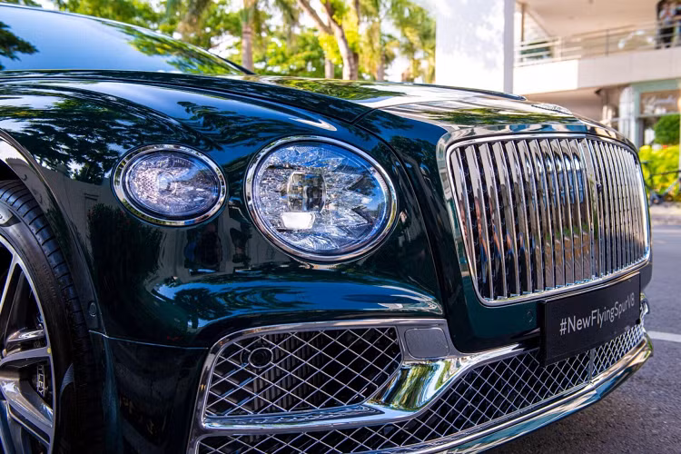 Táp lô là sự kết hợp của gỗ Burr Walnut và lớp ốp veneer màu đen Grand Black đặc trưng, được phân chia bởi một dải chrome ấn tượng. Burr Walnut được biết đến là một trong những loại gỗ cao cấp nhất trên thị trường hiện tại, nổi tiếng với màu sắc cuốn hút cùng với các vân hình tròn hoặc hình sóng bắt mắt.