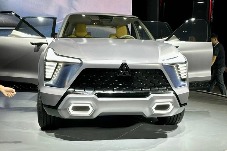 Trong đó, cụm đèn chiếu sáng phía trước kết hợp đèn hình chữ "L" ở phía trên với dải đèn LED định vị ban ngày bên dưới. Ở chính giữa đầu xe là lưới tản nhiệt cỡ lớn với mắt lưới hình tổ ong màu đen bóng. Ngoài ra, xe còn được trang bị đèn sương mù hình lục giác nổi bật trên cản trước. Ở bên sườn, mẫu SUV cỡ B này tạo cảm giác khỏe khoắn bằng những đường gân dập nổi và ốp bánh trước/sau ấn tượng.