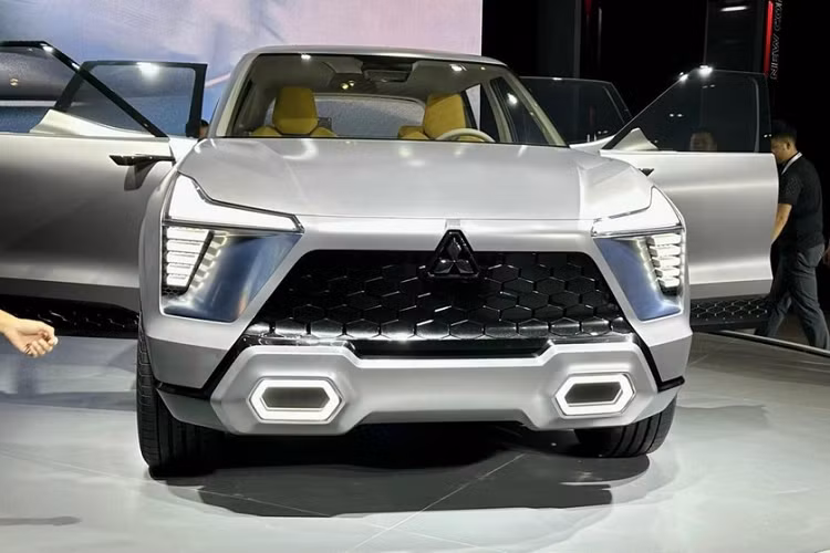 Trong đó, cụm đèn chiếu sáng phía trước kết hợp đèn hình chữ "L" ở phía trên với dải đèn LED định vị ban ngày bên dưới. Ở chính giữa đầu xe là lưới tản nhiệt cỡ lớn với mắt lưới hình tổ ong màu đen bóng. Ngoài ra, xe còn được trang bị đèn sương mù hình lục giác nổi bật trên cản trước. Ở bên sườn, mẫu SUV cỡ B này tạo cảm giác khỏe khoắn bằng những đường gân dập nổi và ốp bánh trước/sau ấn tượng.