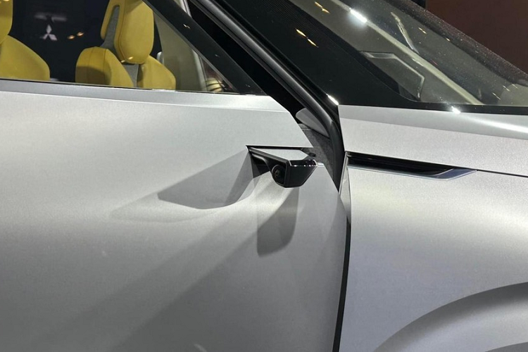 Xe còn dùng camera kỹ thuật số thay cho gương chiếu hậu truyền thống và bộ vành la-zăng với thiết kế khí động lực học. Tuy nhiên, những chi tiết này dự kiến sẽ bị cắt bỏ ở phiên bản thương mại của Mitsubishi XFC.Đằng sau Mitsubishi XFC cũng đi kèm cụm đèn hậu có thiết kế hình chữ "T" tương tự đèn pha. Cản sau của xe tích hợp cụm đèn hình lục giác cũng giống với cản trước.