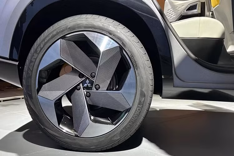 Bước vào bên trong mẫu SUV cỡ B này, người dùng sẽ bắt gặp mặt táp-lô được thiết kế trải rộng theo phương ngang giúp người lái cảm nhận những chuyển động của xe trên địa hình gồ ghề và cải thiện tầm nhìn phía trước. Trong khi đó, bảng đồng hồ kỹ thuật số và màn hình cảm ứng trung tâm được nối liền với nhau, nằm trải dài trên mặt táp-lô.