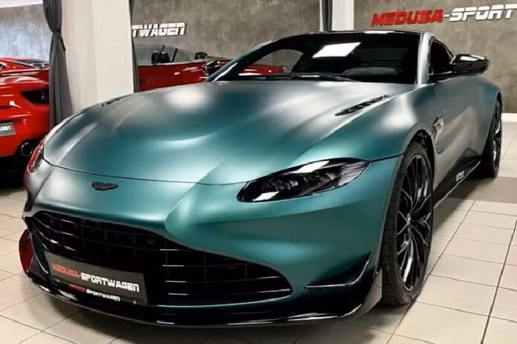 Mới đây nhất, hình ảnh về chiếc xe thể thao tốc độ Aston Martin Vantage phiên bản F1 Edition đầu tiên cập bến Việt Nam đã được chia sẻ lên mạng xã hội. Người đăng tải hình ảnh cho biết, chiếc Aston Martin Vantage F1 Edition này được xe cứu hộ vận chuyển trên đại lộ Thăng Long, Hà Nội và đi cùng còn có một chiếc xe cứu hộ chở theo xe thể thao hạng sang Aston Martin V8 DB11 màu tím nho mờ. 
