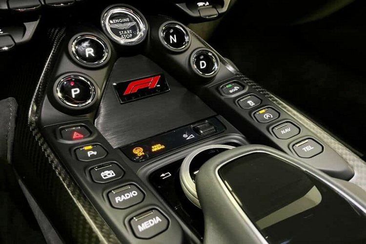 Tiếp theo đó, thương hiệu xe Aston Martin mang đến cho Vantage F1 Edition cản va trước thể thao và 2 bên đầu xe có vây cá đậm chất xe đua xuất hiện. Trên nắp capô của Aston Martin Vantage F1 Edition ngoài 3 màu sơn chủ đạo còn có thêm sọc màu đen cá tính và quan trọng nhất là 2 khe gió mới.