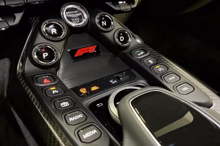 Tiếp theo đó, thương hiệu xe Aston Martin mang đến cho Vantage F1 Edition cản va trước thể thao và 2 bên đầu xe có vây cá đậm chất xe đua xuất hiện. Trên nắp capô của Aston Martin Vantage F1 Edition ngoài 3 màu sơn chủ đạo còn có thêm sọc màu đen cá tính và quan trọng nhất là 2 khe gió mới.