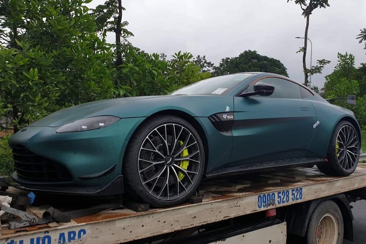 Aston Martin Vantage F1 Edition được cho ra đời để ỷ niệm sự trở lại F1 sau 60 năm vắng bóng của thương hiệu xe Anh quốc, phiên bản này tập trung vào những công nghệ ở đường đua từ khung gầm, khí động học, hệ thống treo và cả sức mạnh cũng được nâng cấp so với bản tiêu chuẩn. Ở ngoại thất, xe được trang bị 3 đồng phục mới là xanh Racing Green, đen Jet Black và trắng Lunar White.