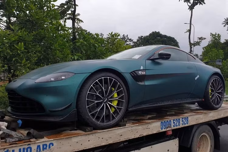 Aston Martin Vantage F1 Edition được cho ra đời để ỷ niệm sự trở lại F1 sau 60 năm vắng bóng của thương hiệu xe Anh quốc, phiên bản này tập trung vào những công nghệ ở đường đua từ khung gầm, khí động học, hệ thống treo và cả sức mạnh cũng được nâng cấp so với bản tiêu chuẩn. Ở ngoại thất, xe được trang bị 3 đồng phục mới là xanh Racing Green, đen Jet Black và trắng Lunar White.