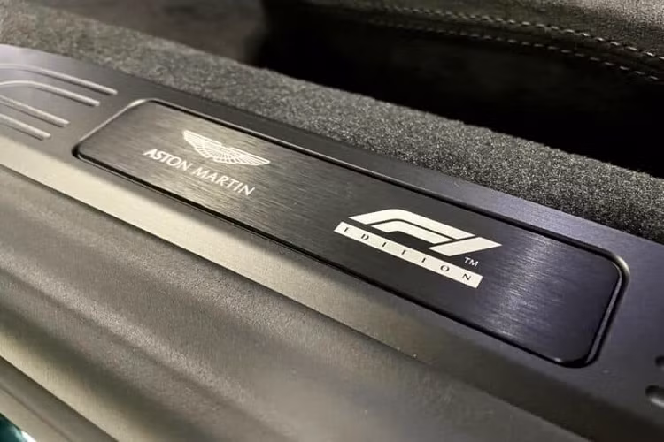 Vòng ra bên sườn xe, Aston Martin Vantage F1 Edition có thêm tấm ốp thể hiện phiên bản đặc biệt với logo F1 cùng dòng chữ TM Edition và nẹp sườn mới. Bộ mâm đa chấu kép thiết kế độc quyền cho phiên bản Aston Martin Vantage F1 Edition có kích thước 21 inch được sơn 2 màu tương phản và chiếc Aston Martin Vantage F1 Edition đầu tiên về Việt Nam có kẹp phanh màu xanh chuối.