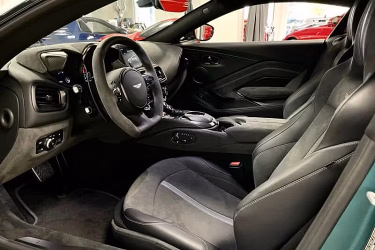 Aston Martin Vantage F1 Edition còn gây ấn tượng so với bản tiêu chuẩn với body kit mới rất hầm hố bao gồm lưới tản nhiệt mới với 5 thanh ngang nằm ngang, 1 biểu tượng của thiết kế trên các dòng xe Aston Martin đời cũ như DB9 hay Vanquish.