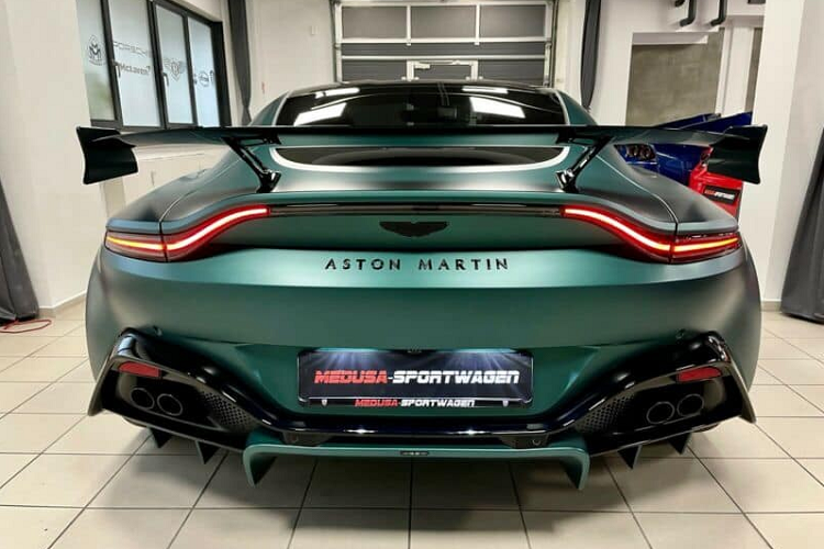 Hãng xe Aston Martin cho biết, Vantage F1 Edition không chỉ có ngoại hình mới và nội thất ấn tượng mà còn được nâng cấp khung gầm, tinh chỉnh động cơ, cải thiện cảm giác lái từ đường đua cho tới đường phố. Khối động cơ V8, tăng áp kép, dung tích 4.0 lít do Mercedes-AMG sản xuất giờ đây đã tạo ra công suất tối đa 525 mã lực, tăng 25 mã lực so với bản tiêu chuẩn, mô-men xoắn cực đại vẫn là 685 Nm. Hiện mức giá xe Aston Martin Vantage F1 Edition chưa được tiết lộ.