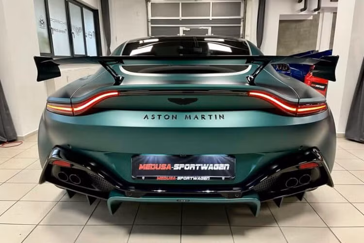 Hãng xe Aston Martin cho biết, Vantage F1 Edition không chỉ có ngoại hình mới và nội thất ấn tượng mà còn được nâng cấp khung gầm, tinh chỉnh động cơ, cải thiện cảm giác lái từ đường đua cho tới đường phố. Khối động cơ V8, tăng áp kép, dung tích 4.0 lít do Mercedes-AMG sản xuất giờ đây đã tạo ra công suất tối đa 525 mã lực, tăng 25 mã lực so với bản tiêu chuẩn, mô-men xoắn cực đại vẫn là 685 Nm. Hiện mức giá xe Aston Martin Vantage F1 Edition chưa được tiết lộ.