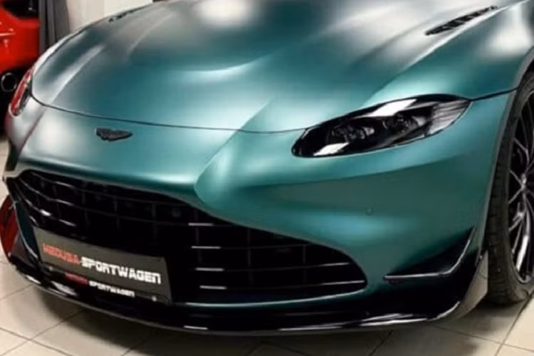 Chiếc Aston Martin Vantage F1 Edition tại Việt Nam có ngoại thất sơn màu xanh Racing và đi kèm với đó là hàng loạt chi tiết ốp carbon ở ngoại thất. Như vậy, sau chiếc xe Aston Martin Vantage 007 Edition giới hạn 100 xe của Chủ tịch Trung Nguyên, đây là xe Aston Martin Vantage đặc biệt thứ 2 về nước nhưng chưa rõ chủ nhân cụ thể là ai.