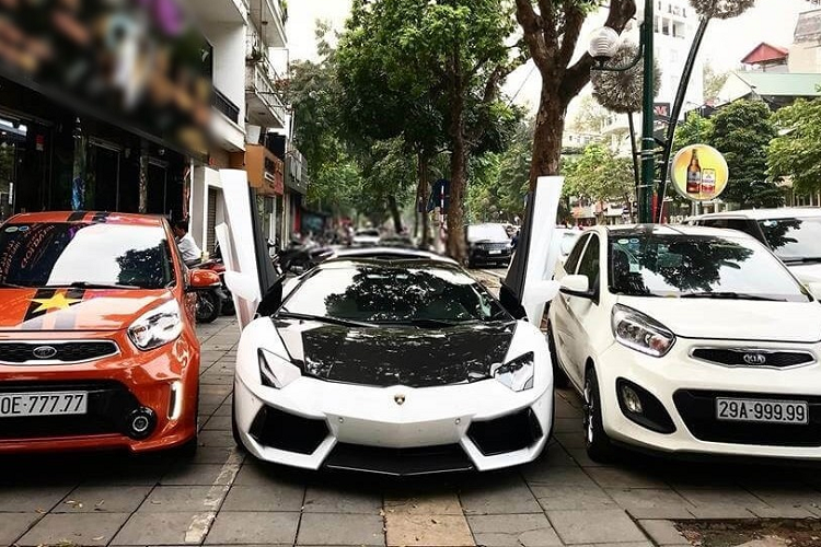 Nổi tiếng nhất về độ biển đẹp trên xe Kia Morning trước khi chiếc biển số 30H-999.99 xuất hiện, chính là một xe Kia Morning màu trắng đời cũ mang biển ngũ quý 9 với dẫy số 29A-999.99.