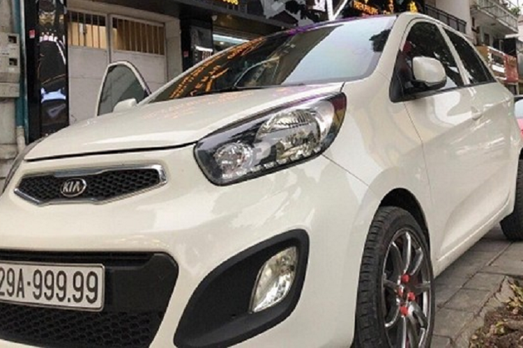 Không ít người chia sẻ biển đẹp như vậy gắn vào xe Kia Morning quá phí, nhưng cũng có nhiều người cho rằng "lộc rơi vào ai người nấy hưởng" và chủ xe Kia Morning này nếu có ý định bán lại xe chắc chắn sẽ kiếm lời vài trăm triệu đồng đến hơn 1 tỷ đồng là chuyện bình thường.