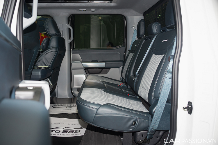Không gian hàng ghế sau rộng rãi, đủ cho 3 người lớn sử dụng, tích hợp cửa gió điều hoà và nhiều cổng sạc.