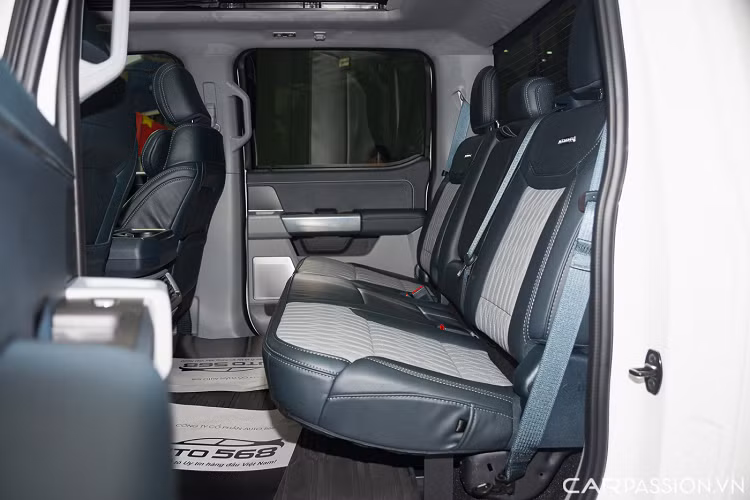 Không gian hàng ghế sau rộng rãi, đủ cho 3 người lớn sử dụng, tích hợp cửa gió điều hoà và nhiều cổng sạc.